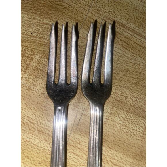 Set Of 2 Hilton Hotel International Silver Cocktail Seafood Forks Silverplate - Picture 2 of 7